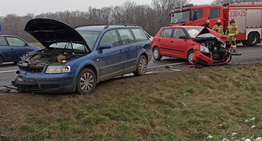 Zderzenie dwóch samochodów na DK-35