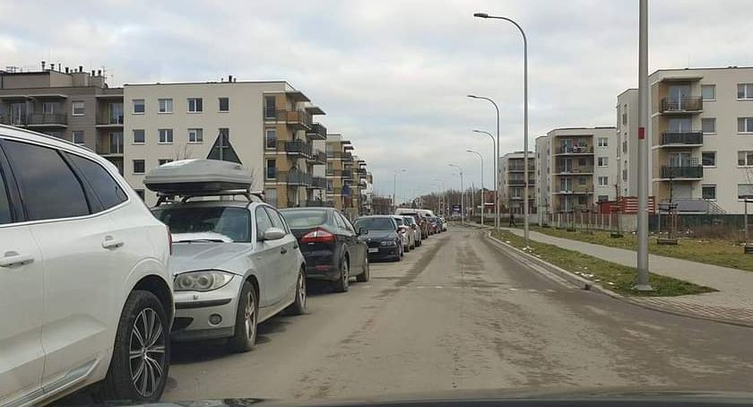 Mieszkańcy apelują o zakaz parkowania na ulicy Kajdasza i Komedy we Wrocławiu