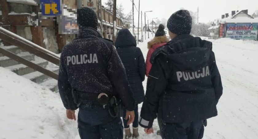 Policjanci wraz ze służbami sanitarnymi przeprowadzają kontrole związane z obostrzeniami pandemicznymi