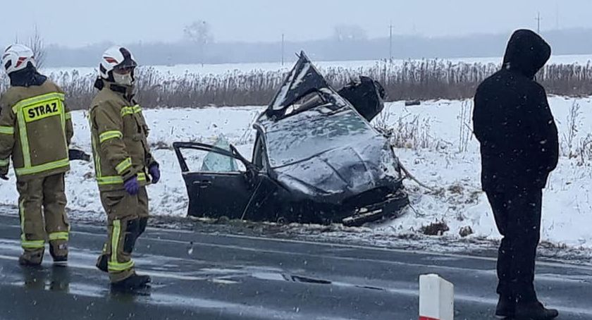 Tragiczny wypadek na drodze Trzebnica - Milicz. Nie żyje młody mężczyzna.