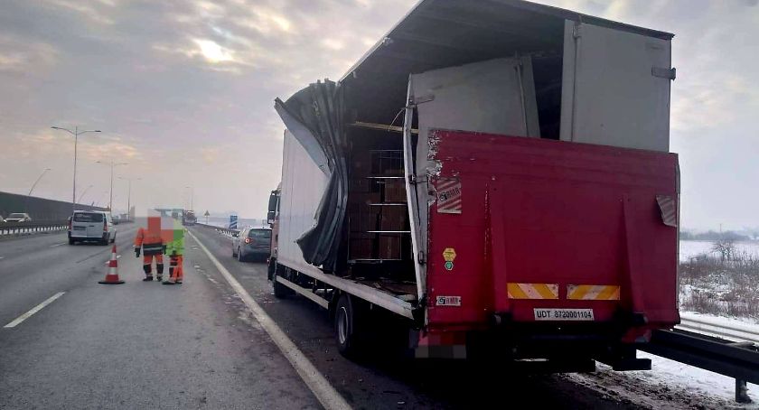 Samochód ciężarowy wjechał w drugi na AOW