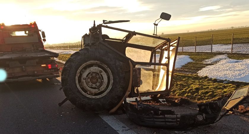 Traktor przecięty na pół po zderzeniu z autem osobowym