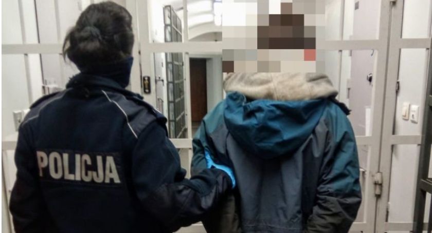 Staranował i zepchnął do rowu samochód, a od kierowcy zażądał pieniędzy – 21-latek usłyszał już zarzuty 