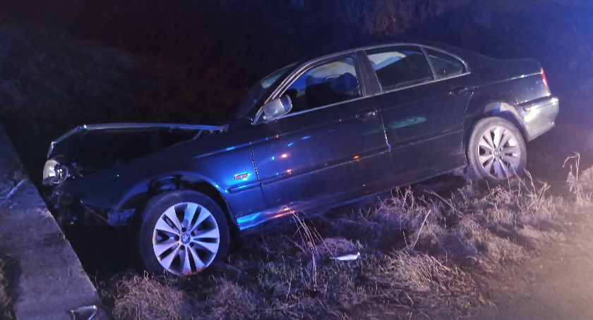 Auto uderzyło w przepust. Kierująca agresywna wobec policjantów.