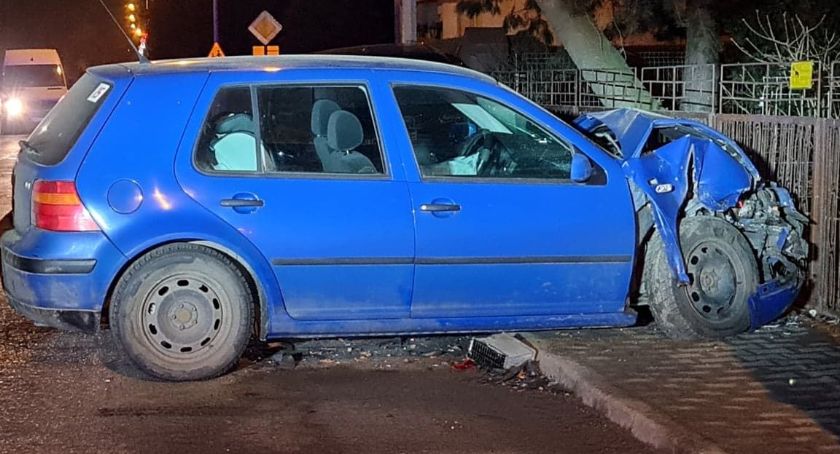 Pijany kierowca staranował zaparkowane auto