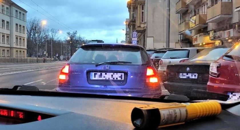 Jechał samochodem z uszkodzoną szybą czołową, a podczas kontroli drogowej stracił prawo jazdy