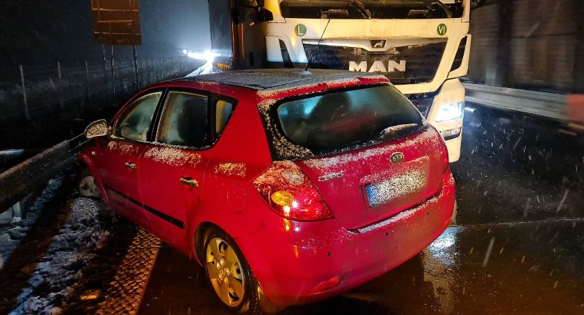 Na A4 auto osobowe wpadło między TiRy