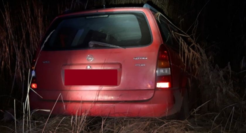 Pijany kierowca pomylił quada z autem po czym wjechał do stawu. Miał 2,5 promila.