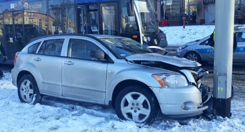 Wymusiła pierwszeństwo na tramwaju i uderzyła w słup