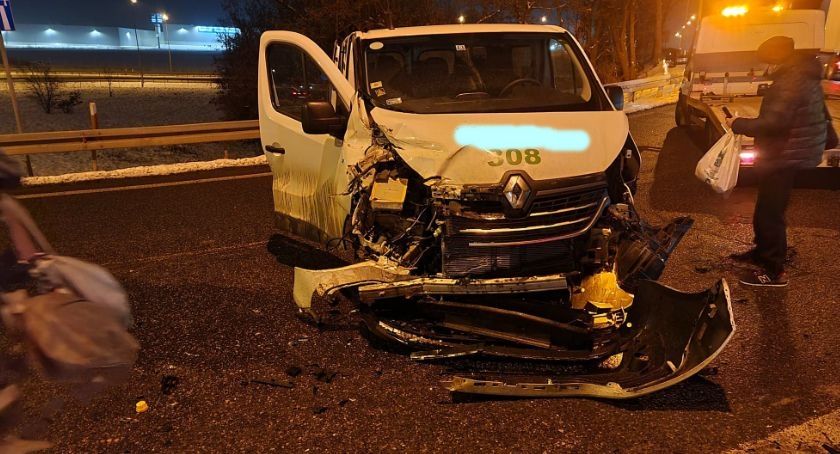 Zderzenie busa z ciężarówka. Jedna osoba ranna