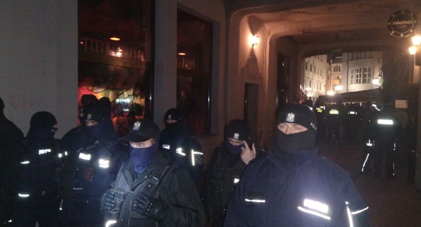 Policja w Niebie. Pasaż Niepolda zablokowany