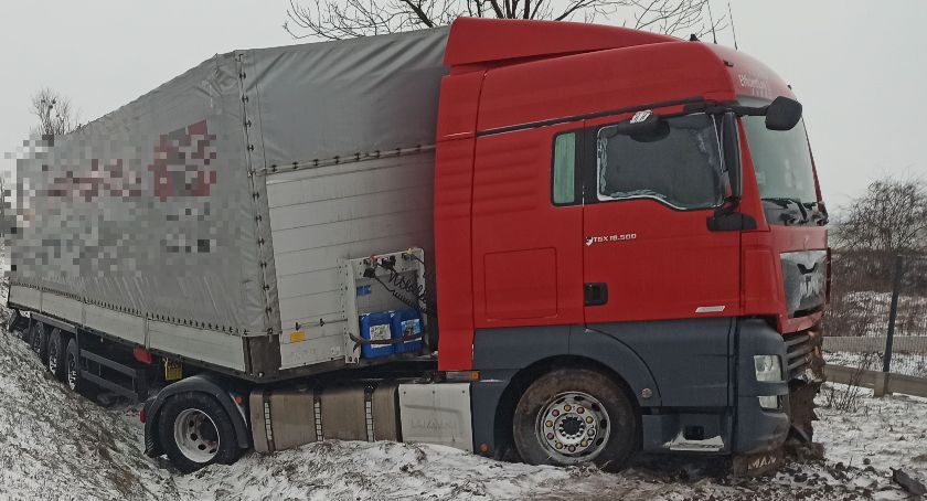Ciężarówka w rowie na DK-8