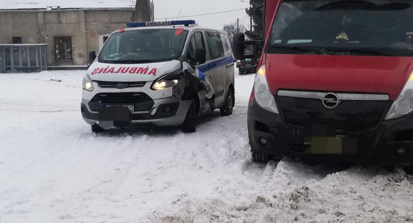 Zderzenie karetki z busem w Brożcu