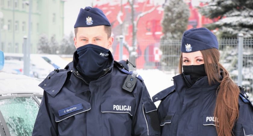 Z grząskiego błota wystawały już tylko ręce i głowa mężczyzny. 