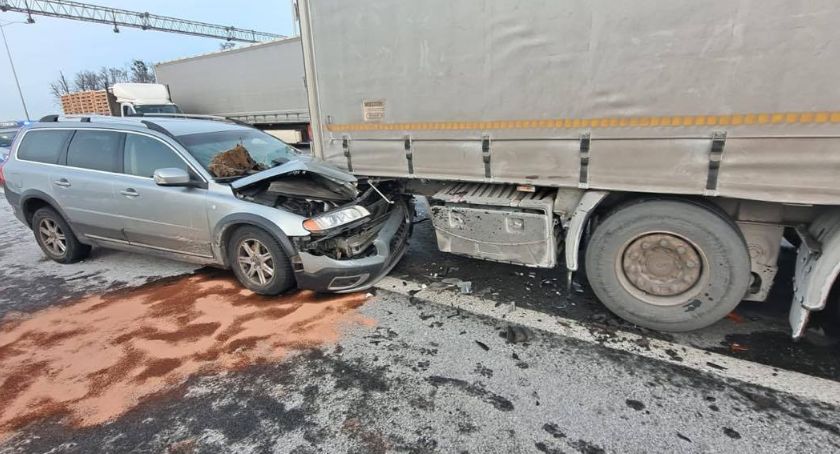 Na AOW volvo wbiło się pod ciężarówkę