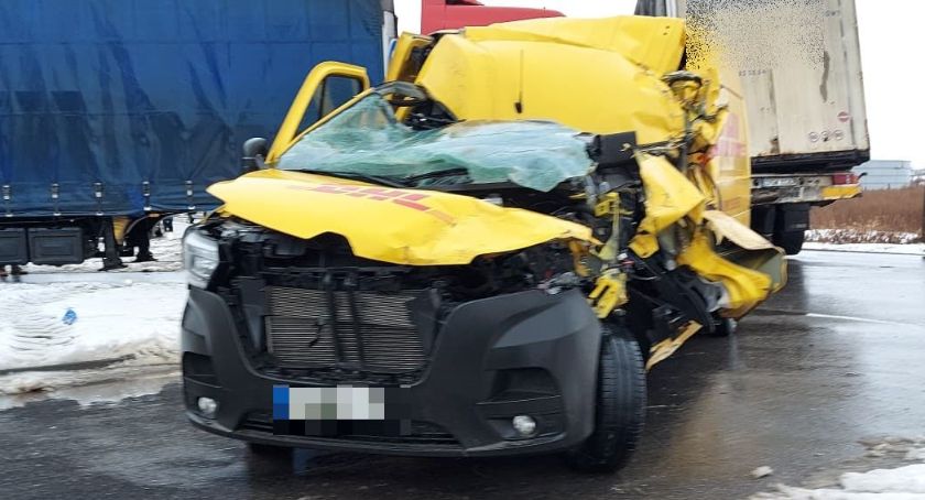 Bus zmiażdżony po zderzeniu z naczepą. Kierowca jakimś cudem przeżył.