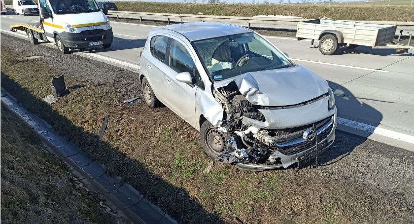 Zderzenie dwóch samochodów na autostradzie A4