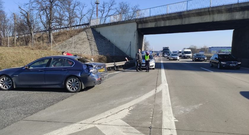Kolizja na 147 km A4. Zjazd na Pietrzykowice zablokowany