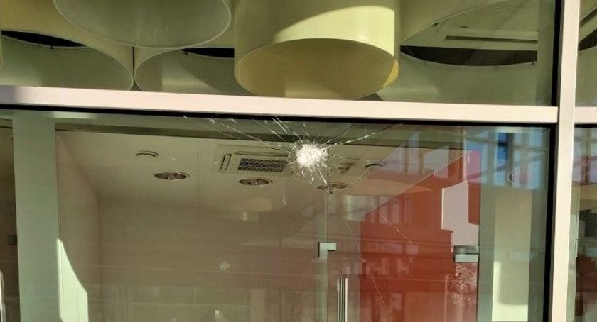 Wyszedł w klapkach na spacer. Po drodze zniszczył witryny w banku i gabloty przy jednym z wrocławskich kościołów