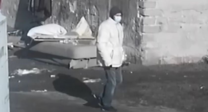 Policja poszukuje sprawców kradzieży pojazdu w Świdnicy
