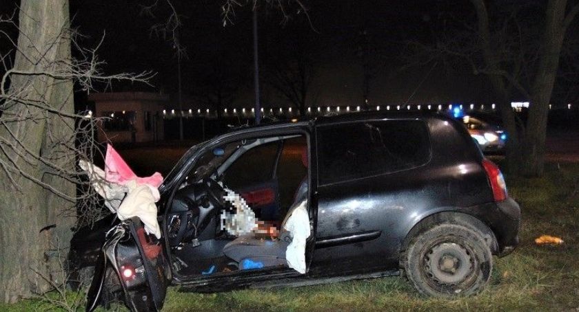 Uderzył autem w przydrożne drzewo i trafił do jednego z wrocławskich szpitali. Miał blisko 2 promile alkoholu w organizmie