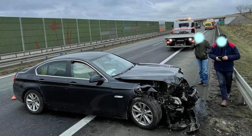 Na trasie S8 w stronę Kudowy bmw zderzyło się z ciężarówką. Kierowca osobówki cudem przeżył.