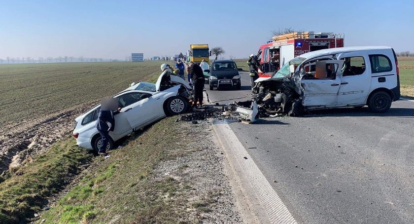 Zablokowana droga w stronę Jeleniej Góry. Po zjeździe z A4 doszło do zderzenia czołowego.