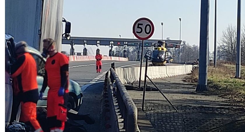 Bus uderzył w cięzarówkę na A4. Lądował śmigłowiec LPR