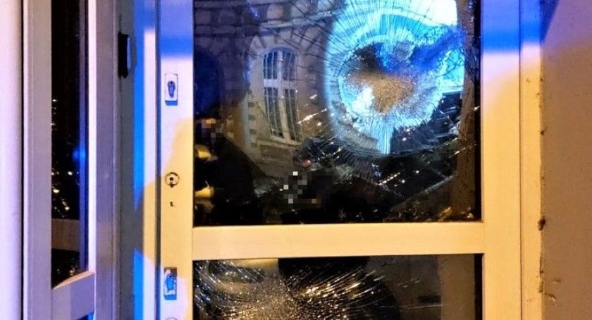 Uszkodził witrynę i drzwi wejściowe do lokalu. Trafił prosto za kratki