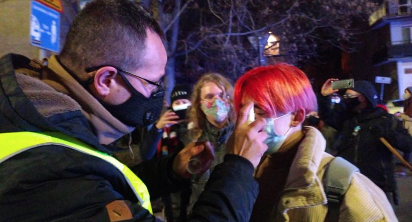  Strajk Kobiet. Finał protestu przed budynkiem komisariatu przy Trzemeskiej