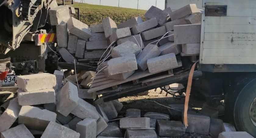 Zderzenie dwóch tirów na autostradzie. Jeden z kierowców uwięziony w roztrzaskanej kabinie.