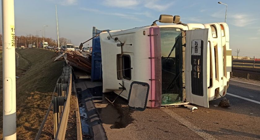 Ciężarówka ze złomem przewróciła się ma zjeździe z autostrady A4