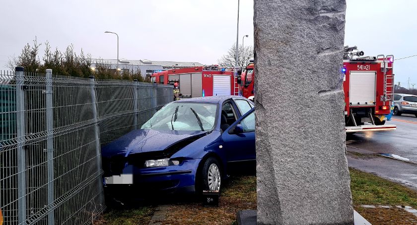 Zderzenie ciężarówki z osobowym pod Szczawinem