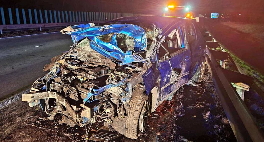 Całkowicie rozbity Peugeot na A4