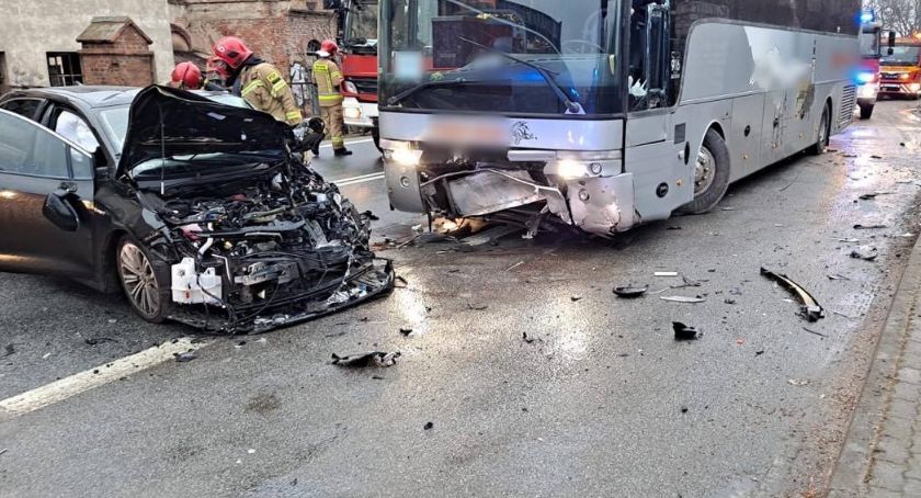 Wypadek z udziałem autobusu na krajowej ósemce