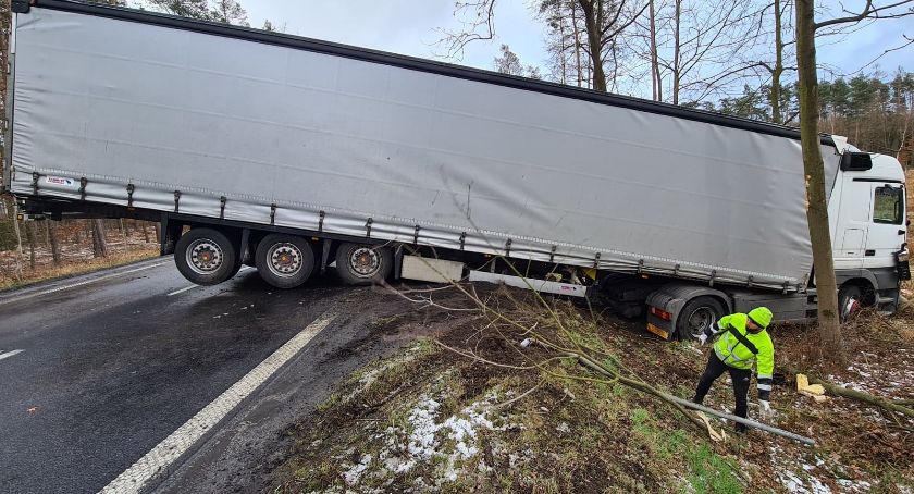 TiR wyładowany cementem zablokował drogę