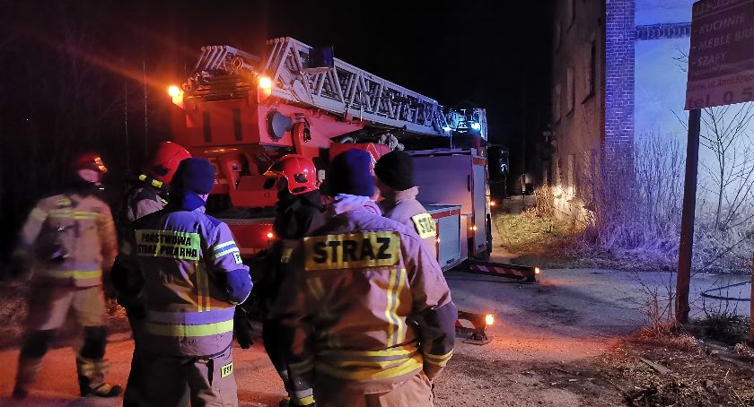 Pożar pustostanu w Żarowie na terenie dawnej Organiki