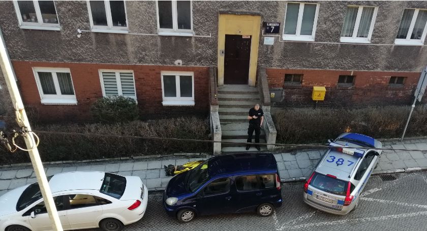 Śmierć na chodniku. W oczekiwaniu na karetkę i prokuratora