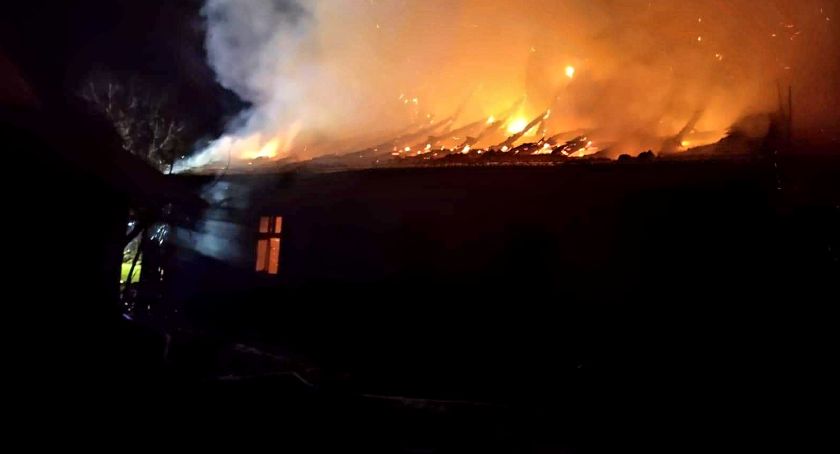 Nocny pożar budynku w Kuropatniku