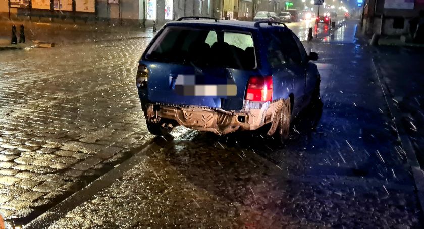 Uderzył w latarnię, budynek i uciekł