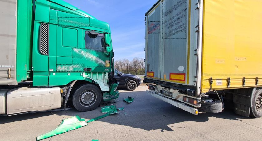Zderzenie dwóch ciężarówek na 127 km A4