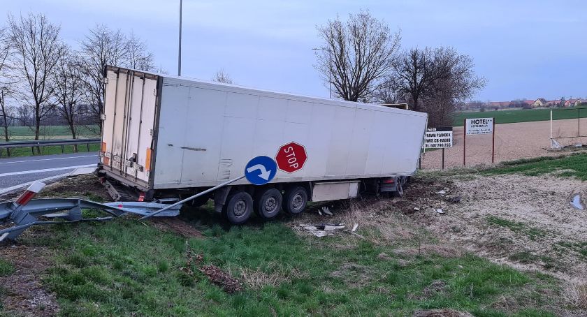 Zderzenie dwóch ciężarówek na zjeździe z A4 w Kostomłotach
