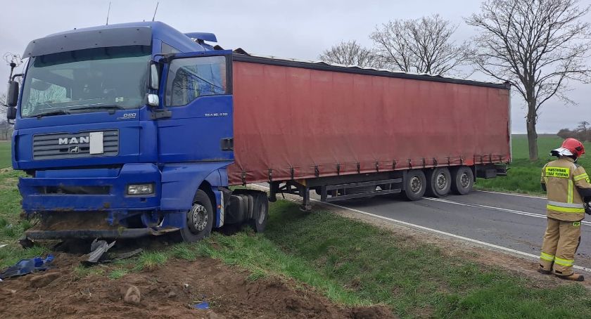 Utrudnienia na krajowej 35. Naczepa ciężarówki zablokowała drogę