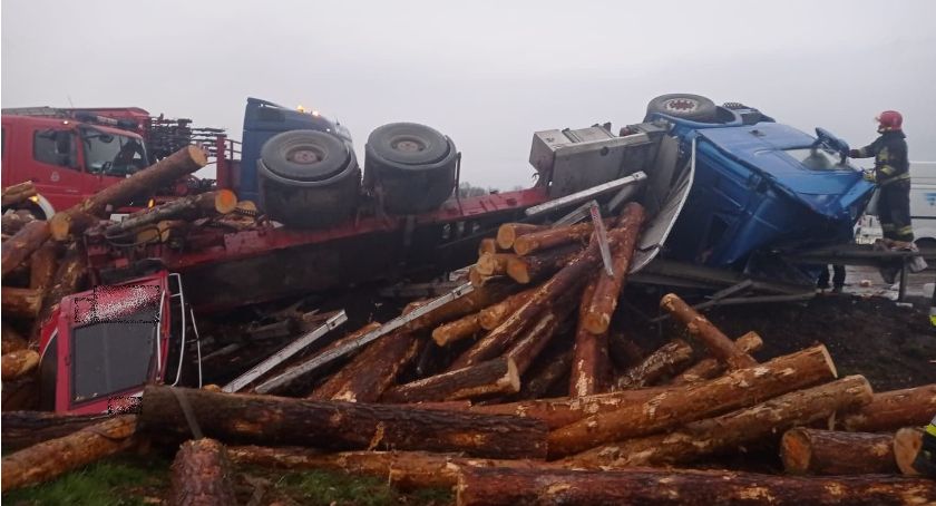 Wypadek z udziałem ciężarówki na 142 km A4. Droga jest zablokowana