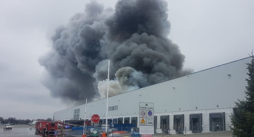 Pożar na Bielanach Wrocławskich. Płonęła hala magazynowa. (zobacz video)