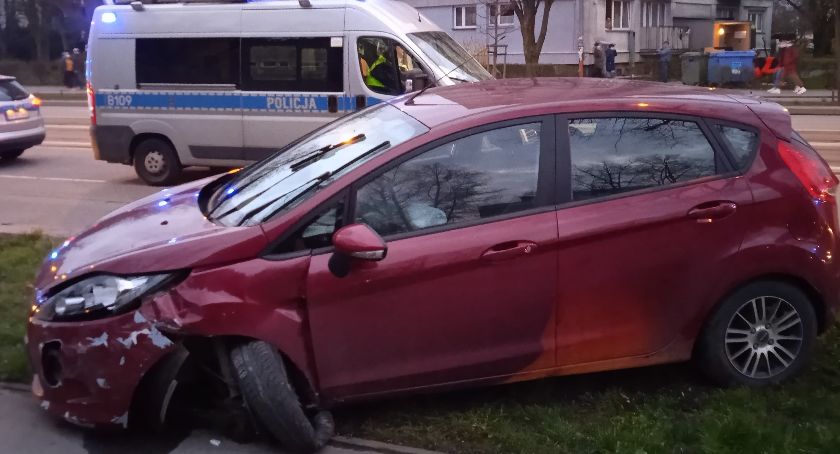 Wypadek na Grabiszyńskiej. Kierowca forda zasłabł i zderzył się z taksówką.
