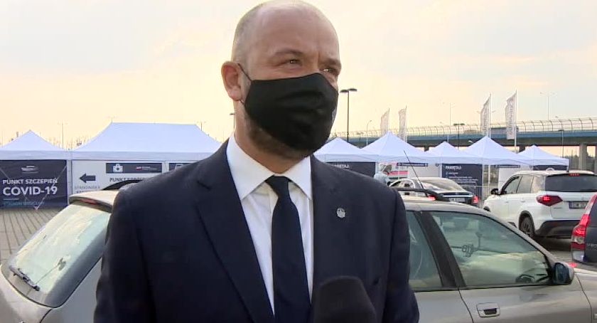 Mieli szczepić 8 tysiecy osób dziennie ale szczepią tysiąc. Punkt szczepień drive-thru we Wrocławiu liczy na większe dostawy.