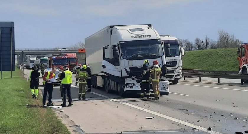 Kolizja dwóch aut ciężarowych na 155 km A4