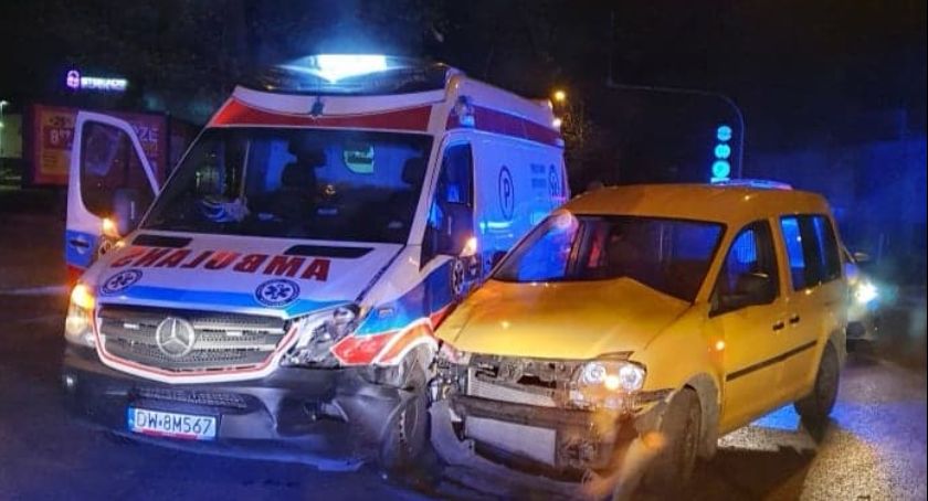 Kolizja auta osobowego z karetką pogotowia