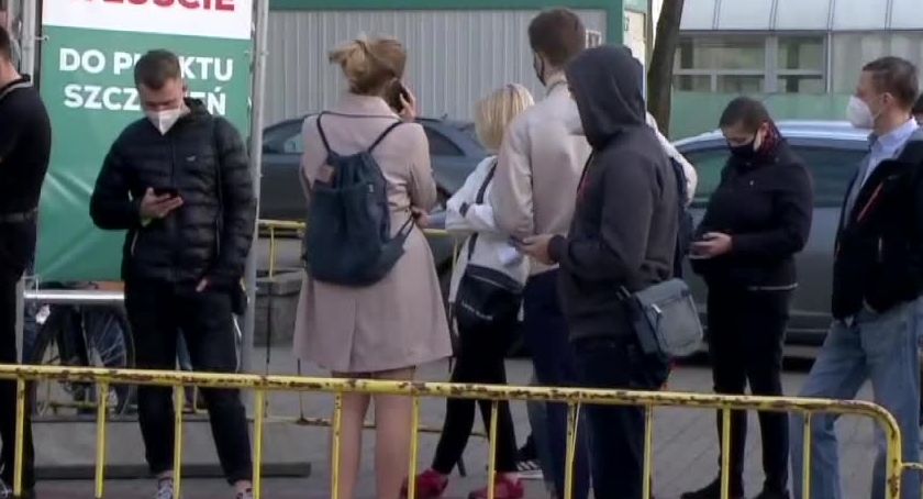 Chętni ustawiają się w kolejkach pod punktami szczepień po niewykorzystane szczepionki